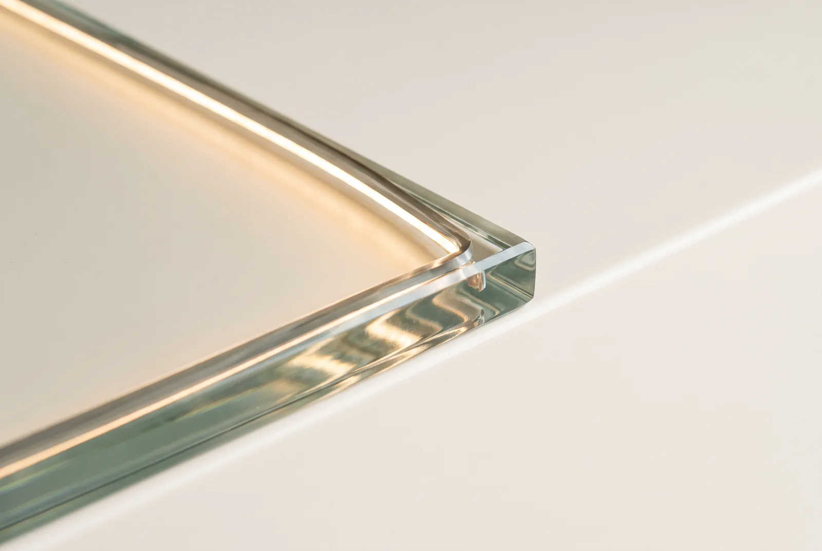 Vitrina de latón y vidrio con balda iluminada